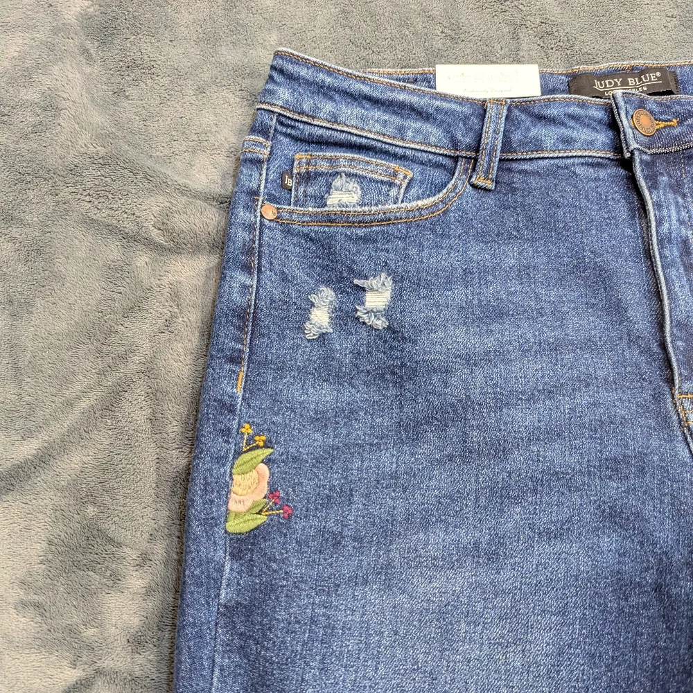 NWT Judy Blue Jeans Womens 13/31 Floral Embroidered High Rise Boyfriend Fit